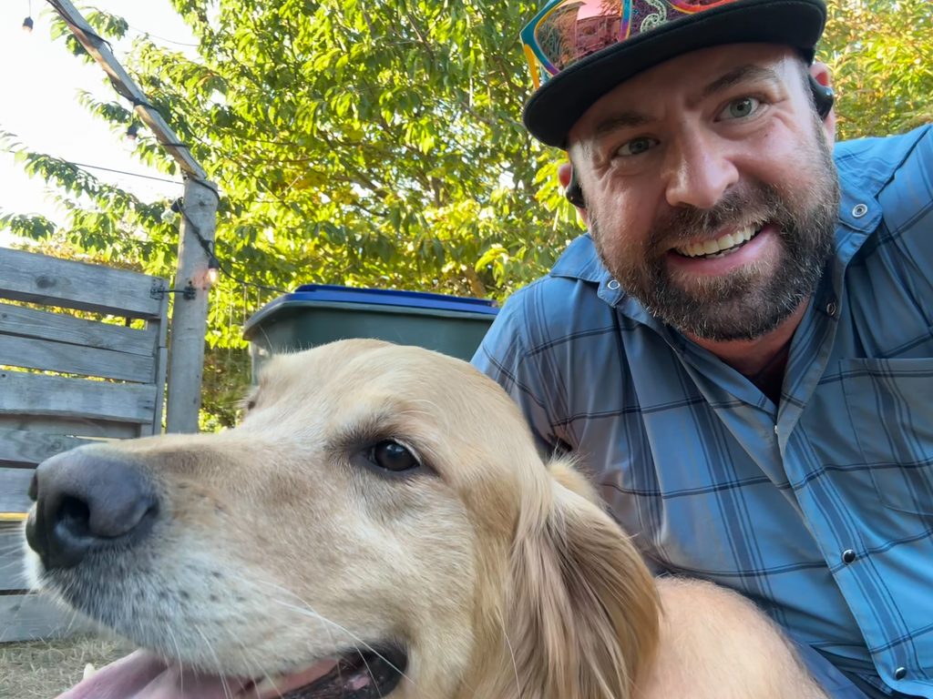 I_Am_Getting_Married_v1.zip 8 Selfie of Tukayote with a golden retriever